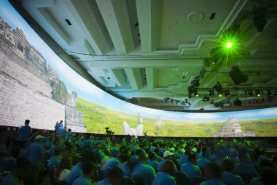 China 360° curvó la proyección defiende la altura de 3.6m m retractable para la simulación del cine en venta