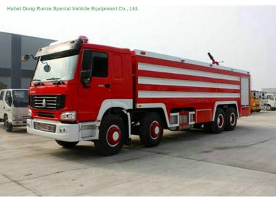 Chine Camion multi d'ouvrier chargé des pompes du feu du but HOWO 8x4 avec le réservoir d'eau 24 tonnes pour la lutte contre l'incendie à vendre