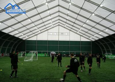 中国 オーダーメイド 室内 スポーツホール テント フットボールの 曲げられた形 サッカーフィールド 販売のため