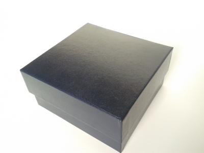 China Caja de empaquetado del tablero rígido de encargo con la bandeja de la esponja, cajas de regalo de lujo de grabación en relieve del papel revestido en venta