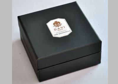 Chine Boîtes-cadeau rigides de luxe noires avec le logo de relief, boîte imprimée unique d'emballage de cadeau de carton à vendre