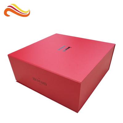 China Red Foldable Gift Custom Paper Packaging Box Long Lifespan With Magnetic Closure for sale