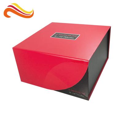 China Forma cuadrada de lujo magnética material de papel de las cajas de regalo con el modelo de sellado caliente en venta