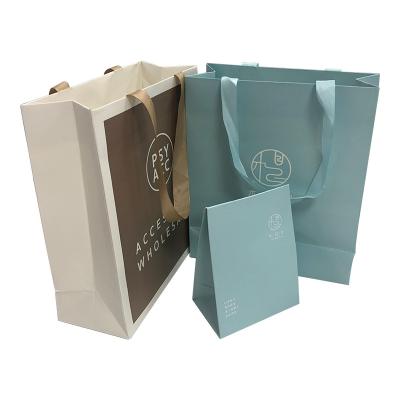 China Bolsos de papel personalizados elegantes del regalo, bolsos del regalo del papel coloreado con las manijas en venta