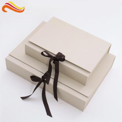 Китай Коробка картона одеяния 16кс16кс2.5км бумажная упаковывая с лентой продается