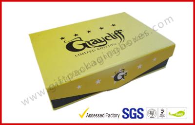 China Papel de imprenta cuadrado amarillo de la caja de regalo del cigarro CMYK con el logotipo de grabación en relieve en venta