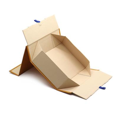 China De encargo rígido de las cajas de regalo 2m m del cartón plegable de la ropa impresa en venta