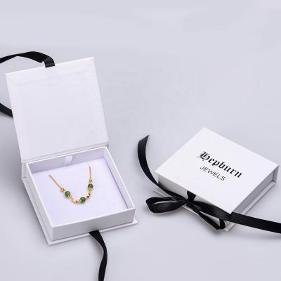 中国 贅沢な注文のロゴのボール紙のネックレスのブレスレットの宝石類のリボンと置かれる包装のギフト用の箱 販売のため