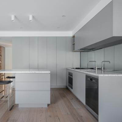 China Armario de cocina plegable moderno de los cajones cerrados suaves de Grey Lacquer Kitchen Cabinet With en venta