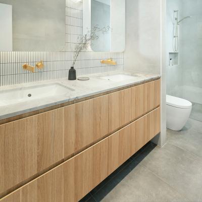 China Customized Modern Timber Veneer Bathroom Vanity Units Handless Light Wood Texture for sale