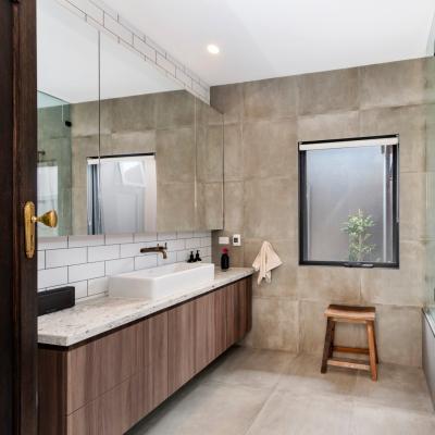 Chine Cabinet de vanité de salle de bain en mélamine fixé au mur sans poignées en bois foncé imperméable moderne à vendre
