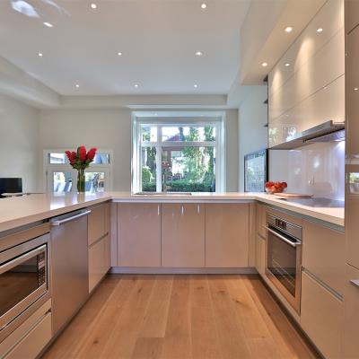 中国 U Shape High Gloss White And Grey Lacquer Kitchen Furniture Wall Hanging Kitchen Cabinet With Handless Design 販売のため