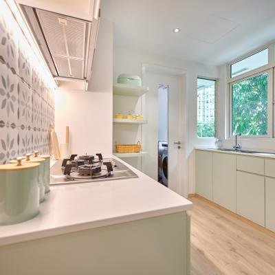 中国 White Lacquer Finish Modern Designs Kitchen Cabinet Compact Kitchenette With Handless Design 販売のため