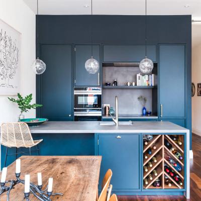 China Customized Design Blue Raised Door Kitchen Cupboards Corner Wall Cabinets With Island en venta