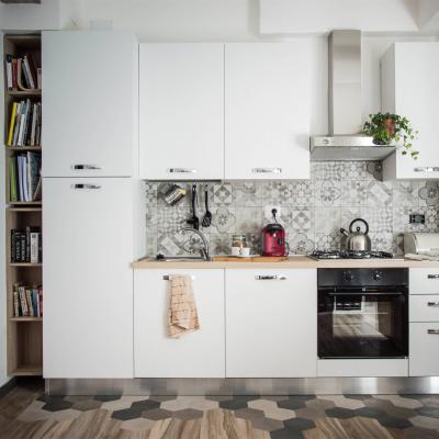 China Apartment Used Modern White Cupboard Ghana Kitchen Cabinet Designs For Small Kitchens à venda
