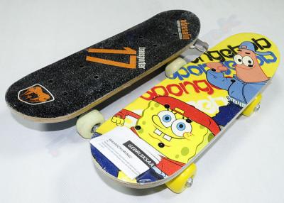 China Baseren de de Esdoorn Houten Skateboards van de sponsbaby met Zwarte Plastic Vrachtwagen en 17“ x 5“ Te koop