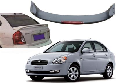 中国 自動車は2000年および2007年ヒュンダイ・アクセントVernaのためのLEDライトが付いている屋根のスポイラーを彫刻します 販売のため
