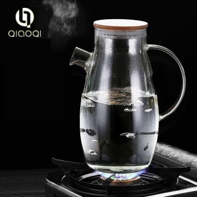 China Best selling decorative cool water jug hand blown 1.8L eco-design borosilicate glass tea pitcher kettles with bamboo lid for sale