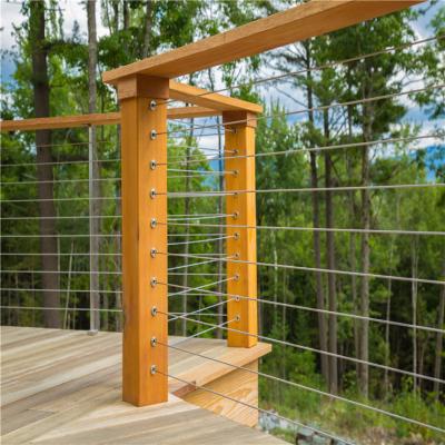 China Precio de madera de la verja de la escalera con la verja del cable de alambre para la escalera del balcón en venta