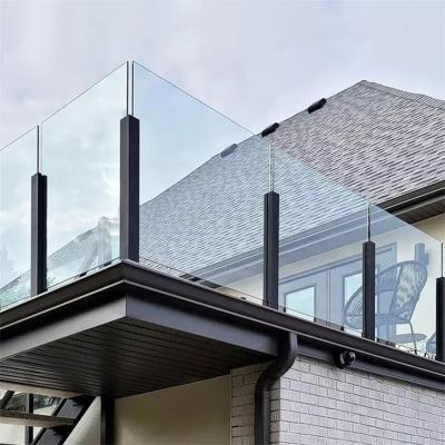 中国 Modern Laminated Glass Balcony Handrails , Glass Balustrade Stainless Steel Post 販売のため