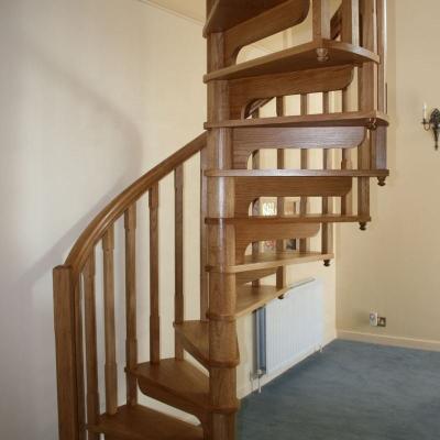 China Solid Oak Tread Timber Spiral Stair Interior Room Easy Install for sale