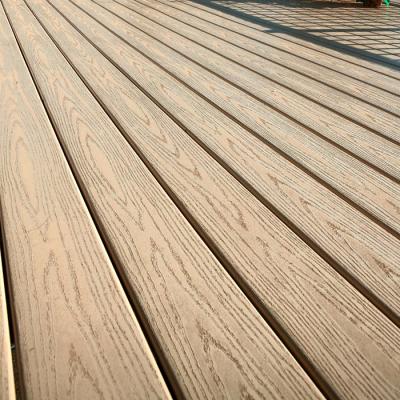 China Decking composto resistente UV do PVC de 18mm Matt Plastic Wood Grain Flooring à venda