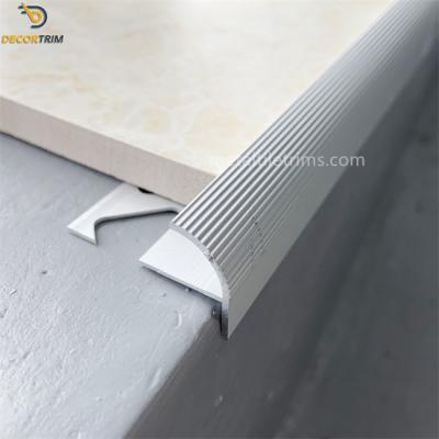 中国 トリム、マットの銀製の装飾的な丸みがあるタイルのトリムをゆっくり進るアルミニウム6063タイル 販売のため