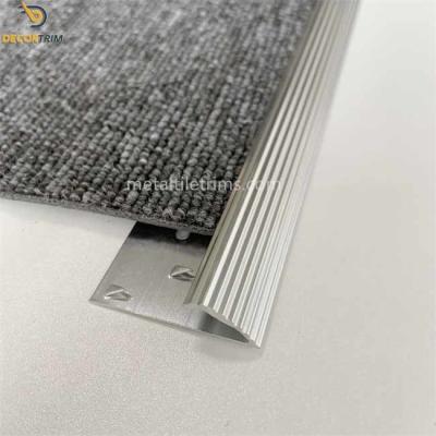 Cina Alto lato materiale di alluminio d'argento lucido della striscia di transizione del tappeto singolo con i chiodi in vendita
