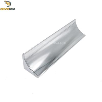 China Zilveren Intern van de de Versierings Gebogen Oppervlakte van de Hoektegel Helder Aluminium 6063 Materiaal Te koop