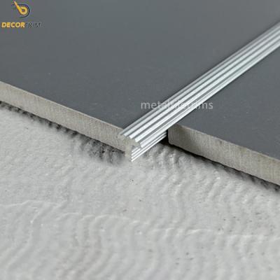 中国 T Shape Floor Transition Strip Tile Trim 90 Degree 6063 Silver 販売のため