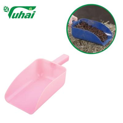 China Pink Green Feeding Hopper Professional 1qt Plastic Feeder Shovel Feed Scoop for sale