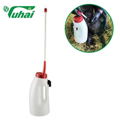 China Botella de alimentación para animales de 4 litros de material PE tubo largo 44*26,5 mm Equipo de ganado para cabras en venta