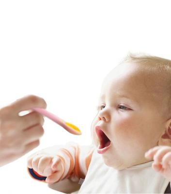 Chine JOURJOY Cuillère à soupe en silicone plus courte poignée pour nourrir bébé bébé à vendre