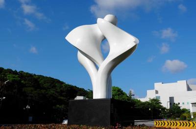 Chine Vernis blanc de cuisson de grande sculpture extérieure en métal pour la décoration de parc à vendre
