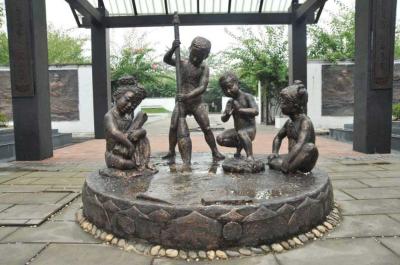 Cina Grandi bambini all'aperto realistici delle sculture bronzee che giocano progettazione dell'oggetto d'antiquariato di forma in vendita