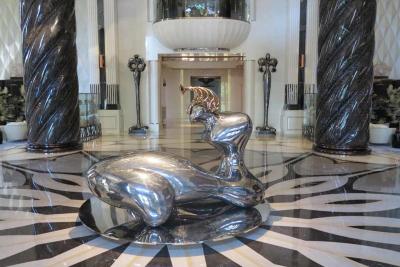 Chine Sculpture de grande taille en métal d'acier inoxydable pour la décoration d'intérieur de public d'hôtel à vendre