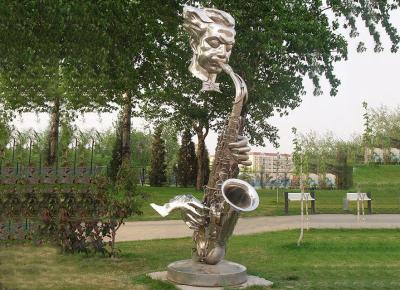 China Arte contemporáneo público del acero inoxidable de las estatuas del jardín del saxofón para los ornamentos del césped en venta