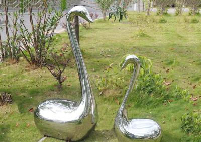 China Ornamentos animales hechos a mano del jardín del acero inoxidable del cisne con la superficie pulida en venta