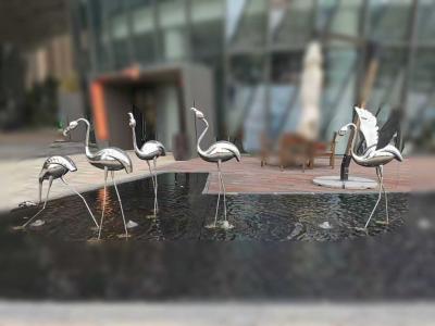 Chine Sculptures animales en flamants grandeur nature polies par miroir en métal pour des ornements d'hôtel à vendre