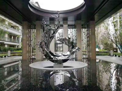 China El espejo del ODM pulió los ornamentos abstractos de acero inoxidables en venta