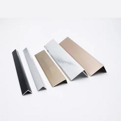 China Descolagem de perfis de alumínio de 15 mm, extrusão de canto de dobra personalizada à venda