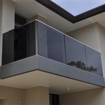 Китай ODM Алюминиевый стеклянный забор Алюминиевый канал Безрамочный стеклянный балкон продается