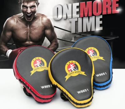 Chine Gants de boxe pour la formation des hommes et de femmes, pro gants thaïlandais lourds de poinçon de Kickboxing de boxe d'entraînement de Muttahida Majlis-e-Amal Muay des gants UFC de sac à vendre