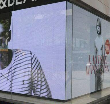 중국 광고하는 유리벽/상점을 위한 매우 호리호리한 디자인 투명한 LED 스크린 판매용