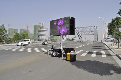China 320x160mm P4 Mobile Led Billboard Trailer With Lifting Rotation System for sale
