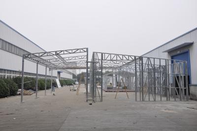 Chine La Chine a avancé la voiture légère en métal de structure de cadre en acier a jeté les hangars préfabriqués imperméables à vendre