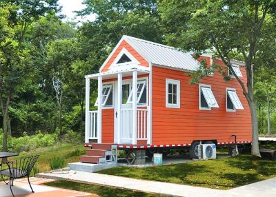 China Moderner Entwurfs-vorfabriziertes helles Stahlkonstruktions-kleines Haus auf Rädern mit drei Schlafzimmern zu verkaufen