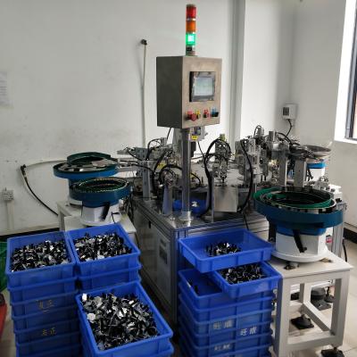 China Máquina de montaje automático de remolque de resorte de control PLC rotativo Chuck Capper en venta
