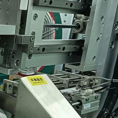 China Máquina de ensamblaje de productos médicos de alimentación de cuchillas OEM con sistema de control PLC en venta