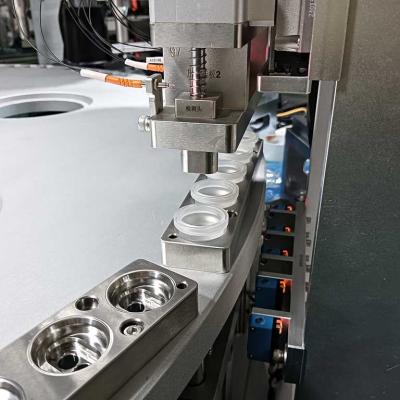 China Máquina de montagem automática de cobertura de infusão Máquina de vedação de tampa de metal ODM à venda
